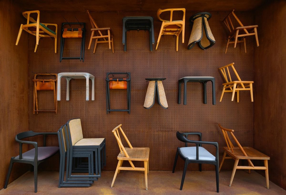 Wand met stoelen in verschillende uitvoeringen